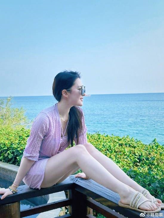 刘亦菲度假十八宫格美照上热搜引围观 网友：不愧为神仙姐姐
