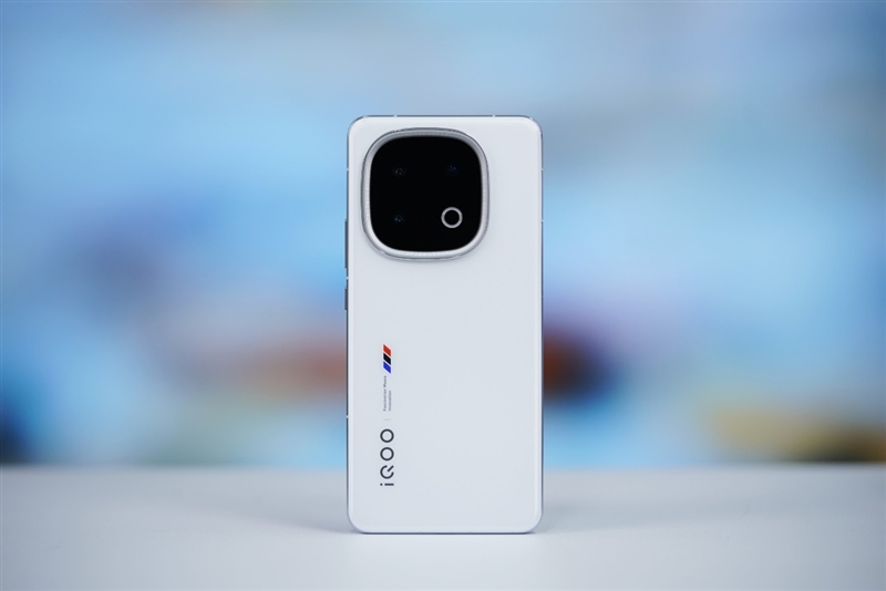 首搭Q2自研电竞芯！ iQOO 13全面评测：不仅是一款性能旗舰 还是年度最佳全能水桶机