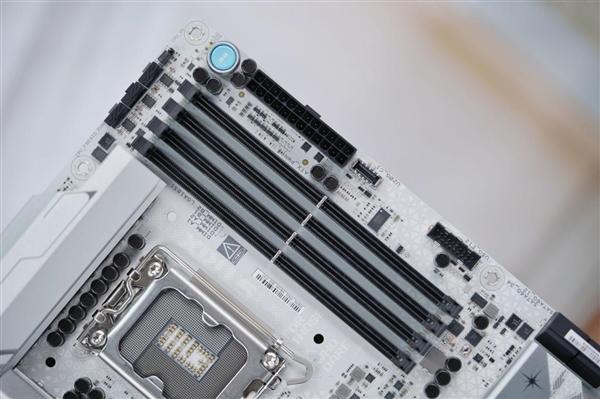 超频从未如此简单!华硕ROG STRIX Z890-A GAMING WIFI S吹雪主板图赏