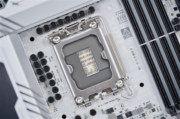 超频从未如此简单!华硕ROG STRIX Z890-A GAMING WIFI S吹雪主板图赏