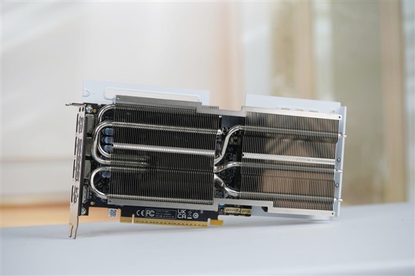 纯白双风扇!傲世追日Intel锐炫B580 OC显卡图赏