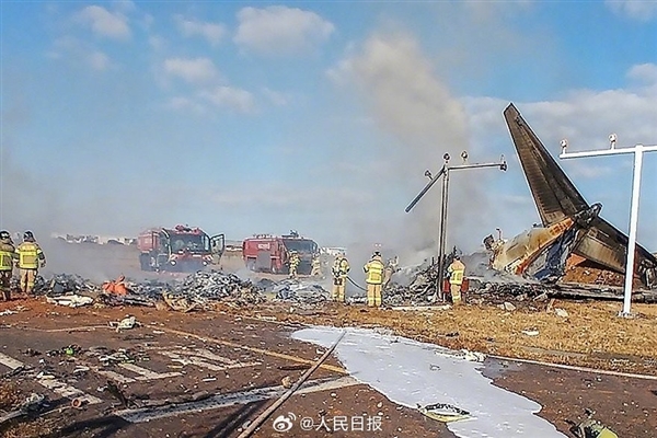 现场画面！韩国客机起火爆炸烧得只剩机尾：179人遇难 2名生还者均为乘务员