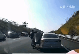 孩子高速上下车被应急车道的车撞飞 父亲怒揍司机：网友吵翻到底谁的责任