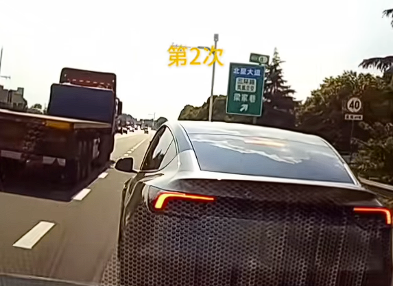特斯拉驾驶员高速上5次别停后车并竖中指：寻衅滋事 行拘5日