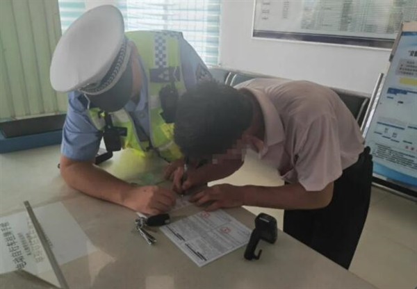 烟台一男子喝完酒 开车去交警队处理违章 2年内开不了车了