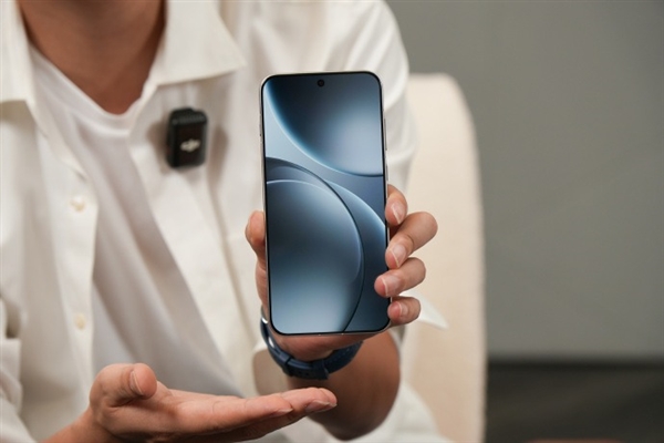 超越iPhone 17！OPPO Find X9系列真机提前看：最窄物理四等边