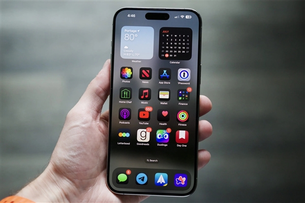《爱情公寓》胡一菲的iPhone 18上热搜：当年的玩笑离我们越来越近了