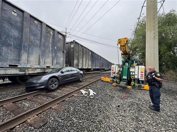 特斯拉FSD被指在铁路口无法识别火车 美监管机构已介入调查