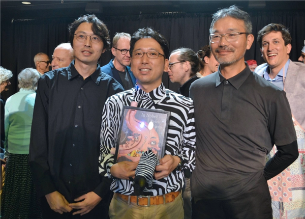 给牛涂上斑马条纹 研究能不能骗过蚊虫！日本科学家获搞笑诺贝尔奖