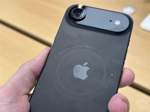 iPhone 17系列或成近年最娇气苹果手机：用了几个小时就满身划痕 蓝色黑色尤甚