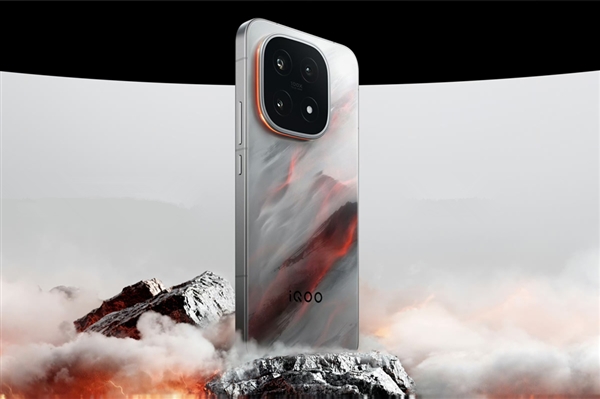 演员王自健上手iQOO 15：直呼真好看 太梦幻了