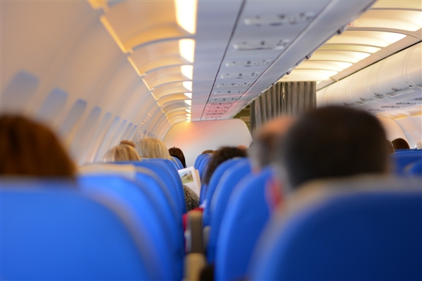 消保委明确飞机“锁座”有偿选座违法 10家航空公司被约谈整改