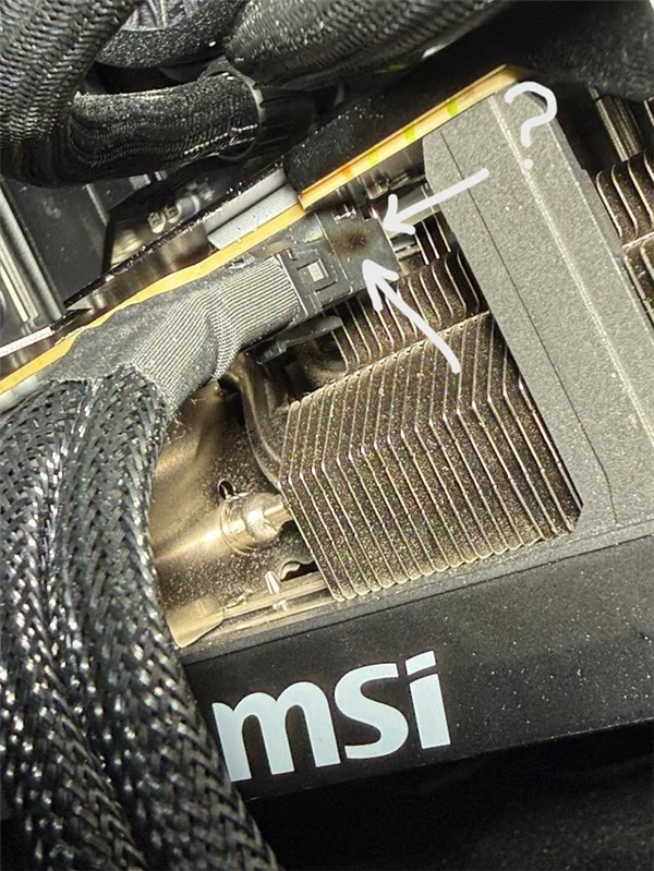 RTX 5090又烧了！直接熔化焊死在GPU上取不下来