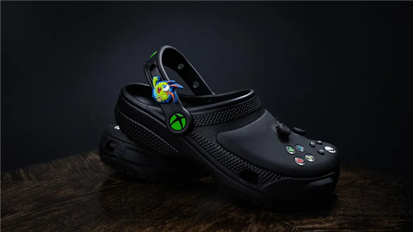 行走的手柄！微软推出限量版Xbox洞洞鞋：要价约570元