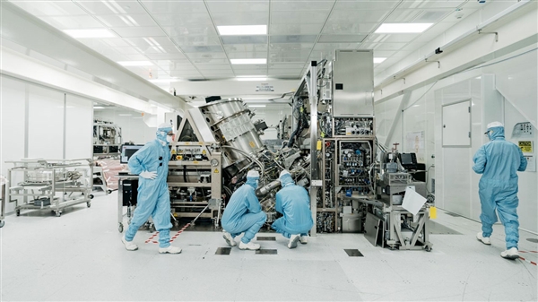 曝中国秘密搞定第一台EUV光刻机！逆向功程ASML