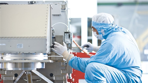曝中国秘密搞定第一台EUV光刻机！逆向功程ASML