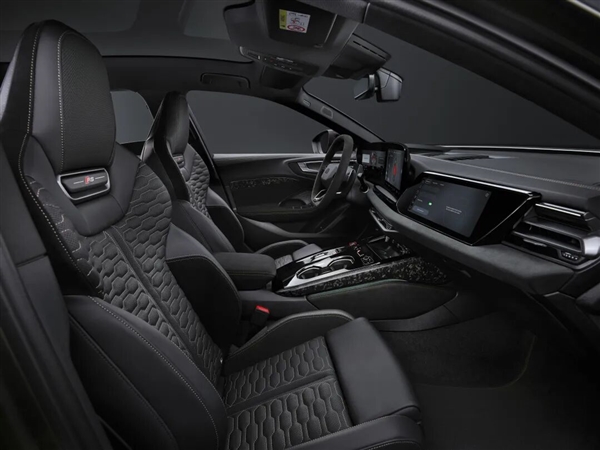 新出的奥迪RS5 多了一个“大胃袋”
