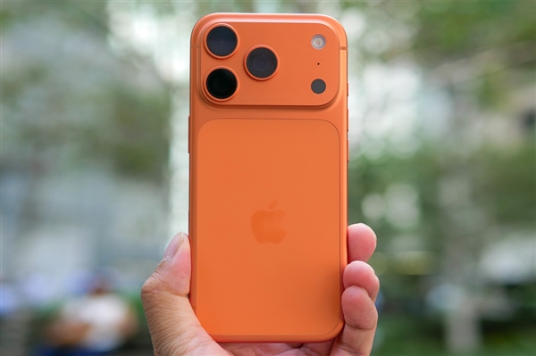 戴壳没用！iPhone 17 Pro Max铝合金机身一碰就花：博主直呼苦不堪言