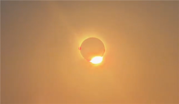 欧洲27年来首次出现日全食 天空高悬“金色指环”