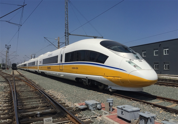 《人民日报》评“旅客买票占座放零食”：拍摄上传视频不等于掌握事实定义权