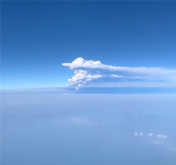 印尼3天内3座火山罕见接连喷发：8座机场被迫关闭