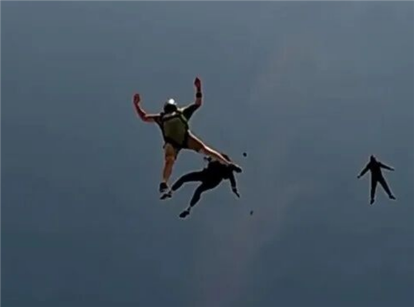 3000米高空跳伞时女子被一脚踢晕！奇迹生还后还想再跳一次