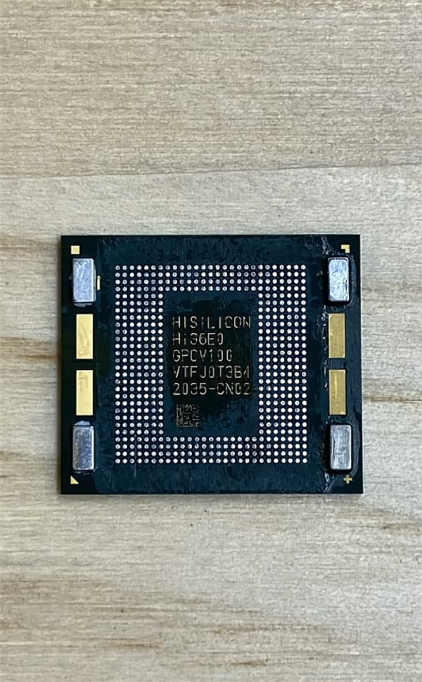 华为Mate XT 2全网首拆！首款韬定律芯片麒麟9050 Pro现真身 神秘数字2035又出现了