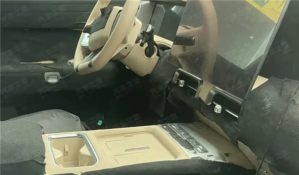 四季度上市！方程豹钛9内饰谍照曝光：配悬浮式大尺寸中控屏