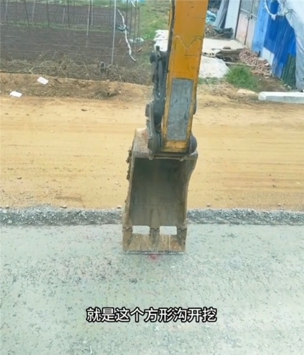 起猛了！挖掘机也带智驾自动挖沟 网友：蓝翔还能开几年