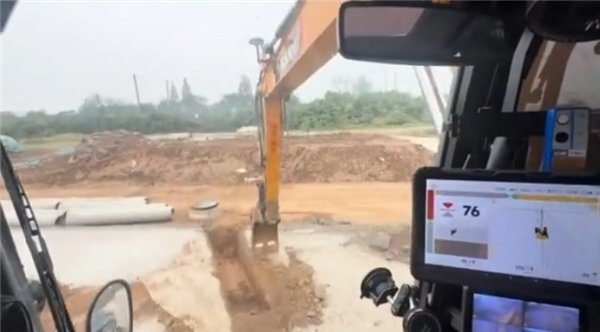 起猛了！挖掘机也带智驾自动挖沟 网友：蓝翔还能开几年